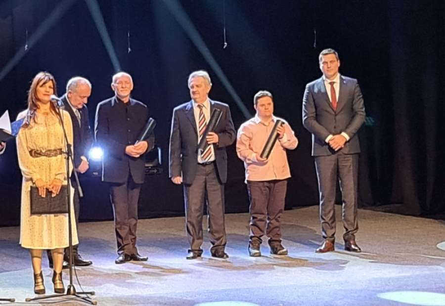 Na svečanosti su uručene i Novembarske nagrade ovogodišnjim laureatima Ljubiši Nikoliću, Janku Markoviću i Lazaru Sretenoviću