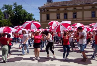 U ovoj manifestaciji učestvovalo je oko 600 maturanata svih srednjih škola sa teritorije grada Pančeva