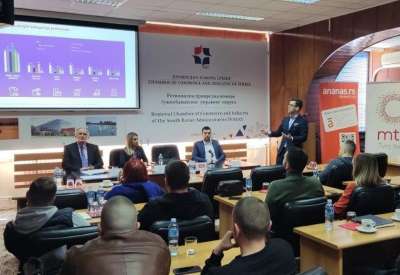 Edukaciju su realizovali predstavnici kompanije Ananas i kompanije MTS u saradnji sa E-commerce Asocijacijom Srbije i uz podršku Privredne komore Srbije u okviru projekta „Kliknite sa kupcima“