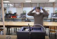 Nenad Dojčinović demonstrira kako se izrađuje vizir na 3D štampaču