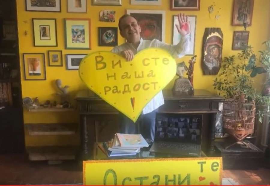 Detalj iz video spota zaposlenih u Zmajevoj školi u Pančevu