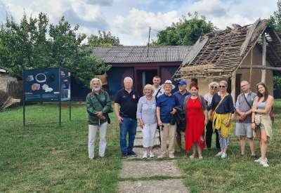 Učesnici likovne kolonije posetili su arheološko nalazište u Vinči 