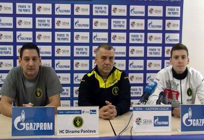 Ivan Petković, Slobodan Damjanov, Savo Slavuljica na konferenciji za novinare Rukometnog kluba Dinamo Pančevo