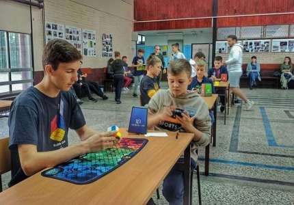 Takmičenje u brzom sklapanju Rubikove kocke