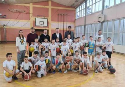 Državni sekretar Marko Kešelj posetio sportske klubove u Jabuci i Starčevu