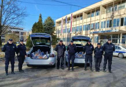 Pančevački policajci delili poklone najmlađim učesnicima u saobraćaju