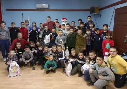 FK Dolovo: koktel i novogodišnji paketići za polaznike škole fudbala