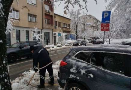 JKP „Higijena“ noćas čistila sneg i posipala so, ekipe na terenu i tokom dana