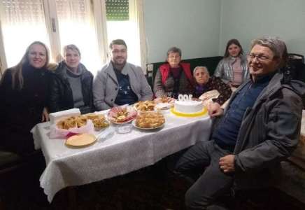 Mesna zajednica Jabuka posetila najstariju sugrađanku baka Vinku koja uskoro puni 100 godina