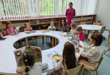 Gradska menadžerka Maja Vitman s predškolcima u novom vrtiću u Dolovu