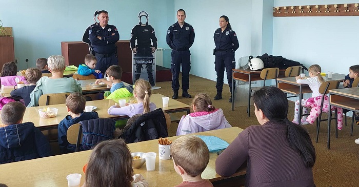 policija i deca