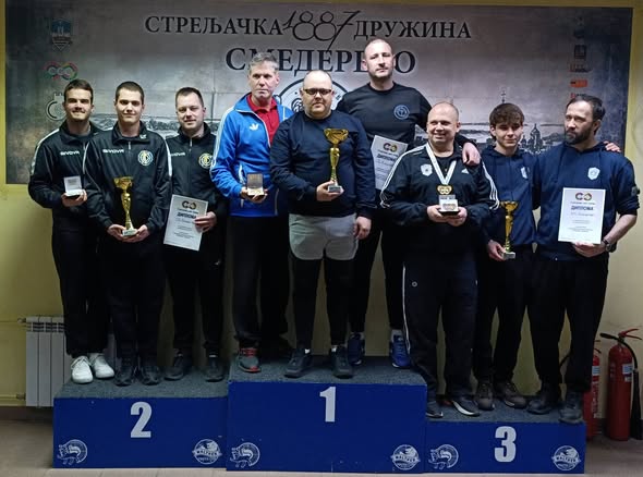 2.seniori pištoljem