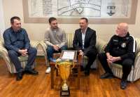Predrag Stojadinov, zamenik gradonačelnika Pančeva ugostio je u Zelenom salonu Gradske uprave mladog pančevačkog strelca Aleksu Rakonjca, koji je osvojio bronzanu medalju na Evropskom prvenstvu u strelja&scaron;tvu