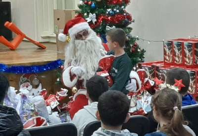 Za najmlađe je organizovana pozori&scaron;na predstava &bdquo;Čarolija novogodi&scaron;nje bajke&ldquo;, koja je izvedena u tri termina, a poseban trenutak za decu bio je dolazak Deda Mraza