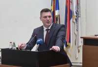 Obrazlažući Predlog odluke o budžetu, gradonačelnik Aleksandar Stevanović istakao je da je reč o odluci od vitalnog značaja za funkcionisanje grada, posebno u uslovima složenih ekonomskih i dru&scaron;tvenih okolnosti