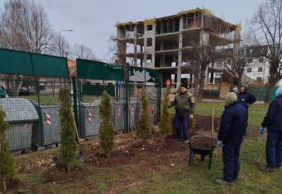 Ovoga puta, aktivnosti su sprovedene u naselju Zelengora, gde je uklonjena divlja deponija oko kontejnera i prostor oplemenjen novim zelenilom