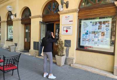 Biletarnica Kulturnog centra Pančeva otvorena je od ponedeljka do petka od 13 do 21h, subotom od 11 do 21h, dok je nedelja neradni dan