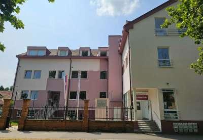 Klinička mikrobiologija Zavoda za javno zdravlje Pančevo vi&scaron;e ne radi u prostorijama Očne bolnice, već je počela prijem pacijenata u novoj zgradi Zavoda u Ulici Milo&scaron;a Obrenovića 2 u Pančevu