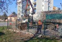 Uklonjeno je osam kubnih metara kabastog i građevinskog otpada oko stajali&scaron;ta za kontejnere u Vojvođanskom bulevaru, blizu pijace, gde je posađeno pet tuja, i na kraju ulice, gde je usledila sadnja pet stabala ruja