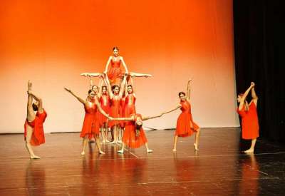 Na sceni je nastupilo oko 300 devojčica i dečaka