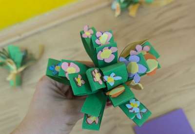 Koristeći papir u boji, lepak i makaze, deca su izrađivala čestitke i male ukrasne korpice namenjene mamama, bakama i tetkama