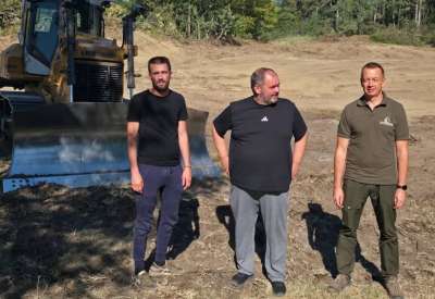 Prema poslednjim podacima sa terena, požar je zahvatio oko 1.700 hektara, dok je u akciji ga&scaron;enja angažovano ukupno 339 ljudi, 63 vozila i 33 radne ma&scaron;ine, kazao je Vladimir Galić