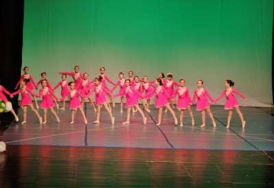 Na sceni je plesalo 100 mladih plesača, koji su svojom energijom, osmehom i pokretima dočarali magiju predstojećih praznika