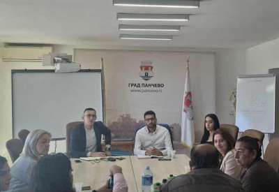 Tokom razgovora analizirani su prioritetni problemi u oblastima infrastrukture, obrazovanja i komunalnih usluga, kao i predlozi za konkretne mere koje bi mogle doprineti boljoj integraciji i kvalitetnijem životu romske populacije