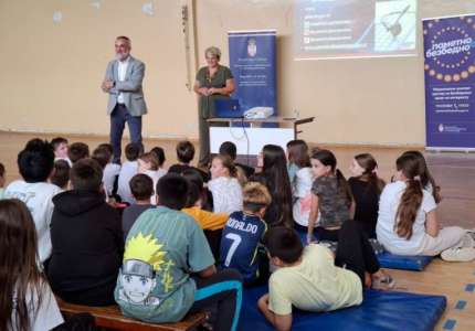 „Pametno i bezbedno“ - predavanje o bezbednosti dece na internetu u OŠ „Vasa Živković“