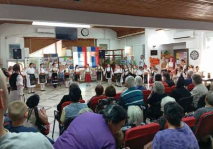Dečji folklor iz Glogonja ulepšao dan korisnicima Gerontološkog centra u Pančevu