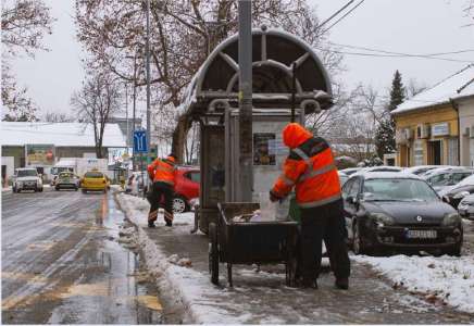 Radnici Higijene od jutros čiste sneg sa pešačkih staza i autobuskih stajališta u gradu